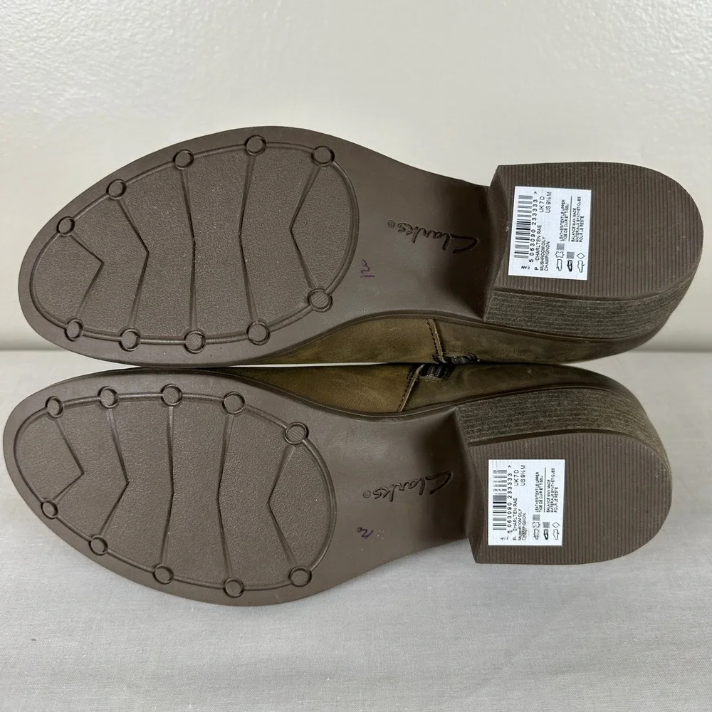 Clarks Women's 9.5 Charlten Rae‎ Ankle Bootie Mushroom Oily Leather Buckle Zip
